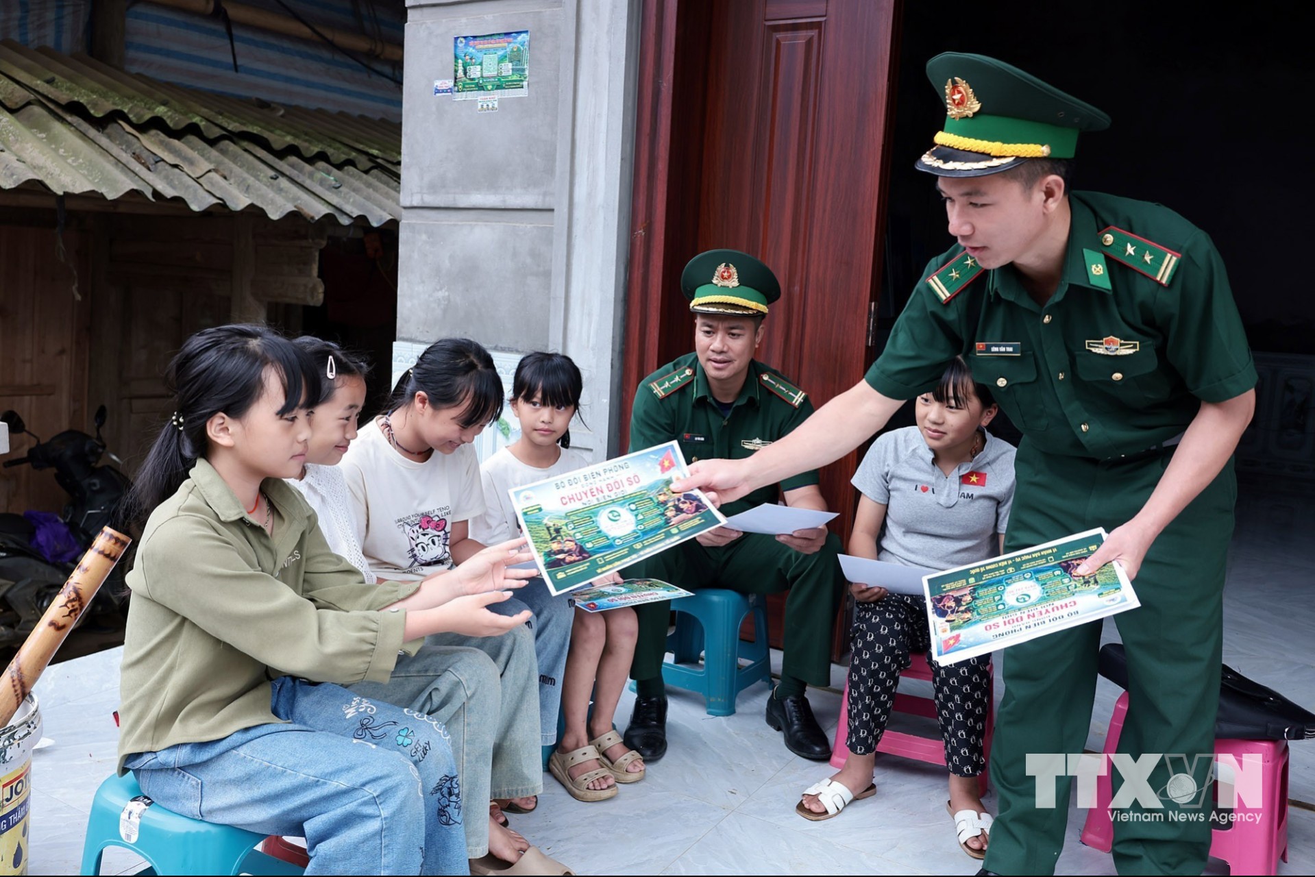 Cán bộ Biên phòng Pha Long đồng hành cùng người dân vùng cao biên giới. (Ảnh: Trần Việt/TTXVN)